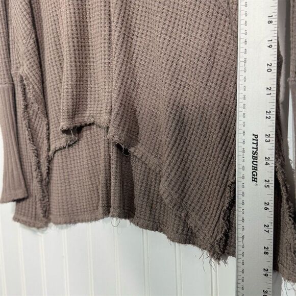 Free People Waffle Knit Thermal Top XS Taupe Long Sleeve Slouchy Raw Hem Grunge - Picture 9 of 10